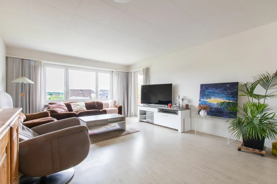 Heller Wohnraum mit Sofa und TV