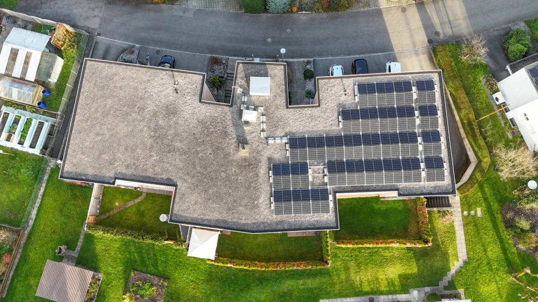 Luftaufnahme eines Hauses mit Solarmodulen