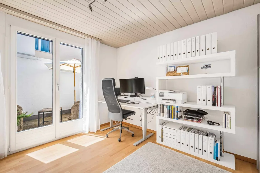 Helles Homeoffice mit Terrassentür