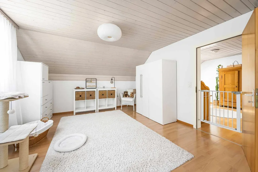 Helles Dachgeschoss-Schlafzimmer