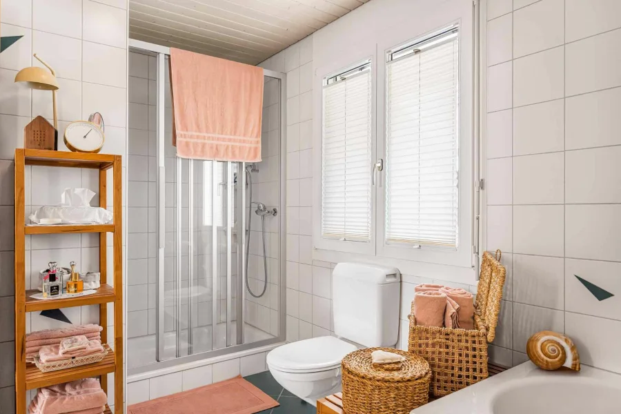 Helles Badezimmer mit Dusche, WC und Fenster