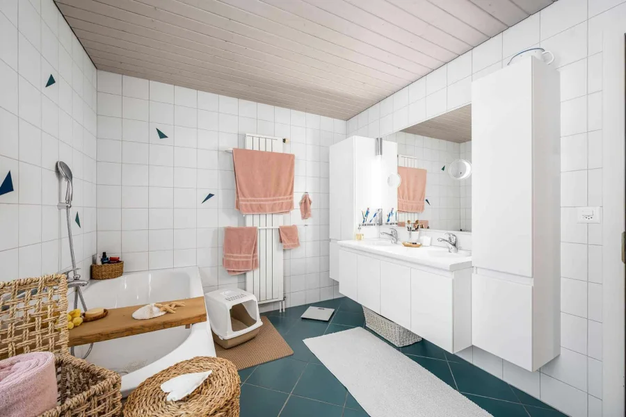 Badezimmer mit Badewanne und Waschtisch