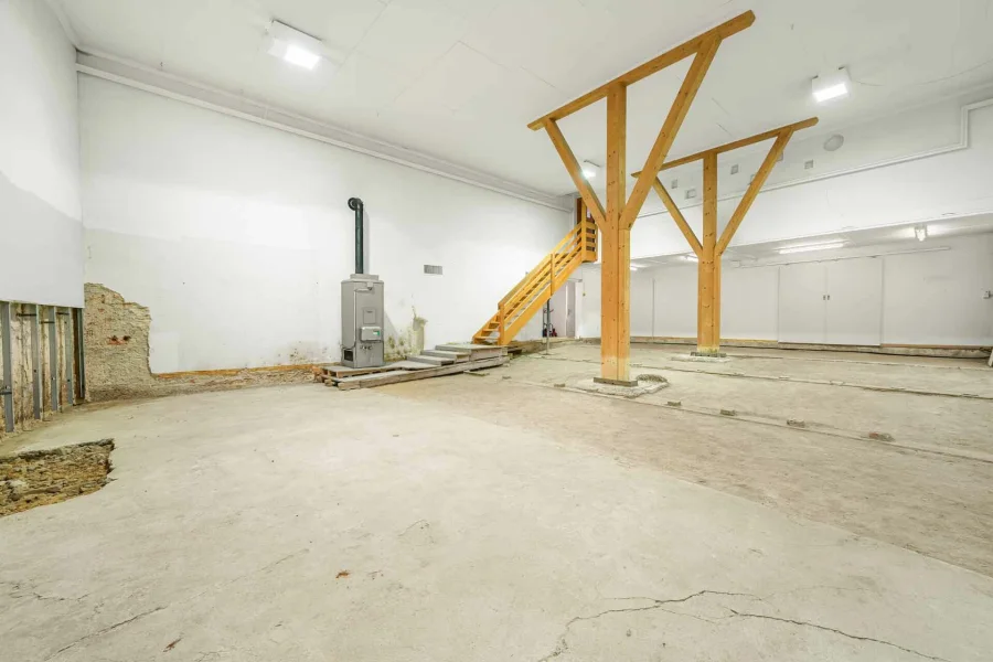 Großer leerer Innenraum mit Treppe