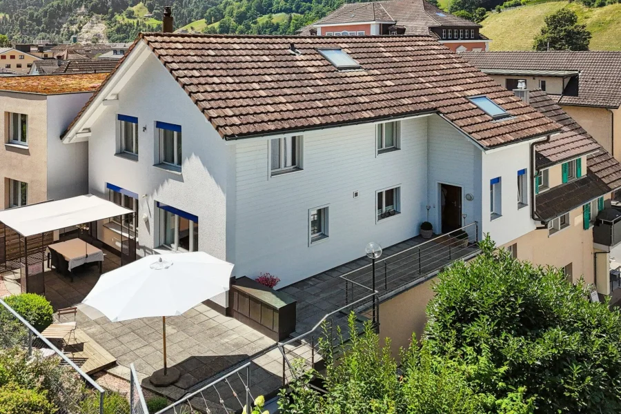 Einfamilienhaus mit Terrasse und Gartenbereich