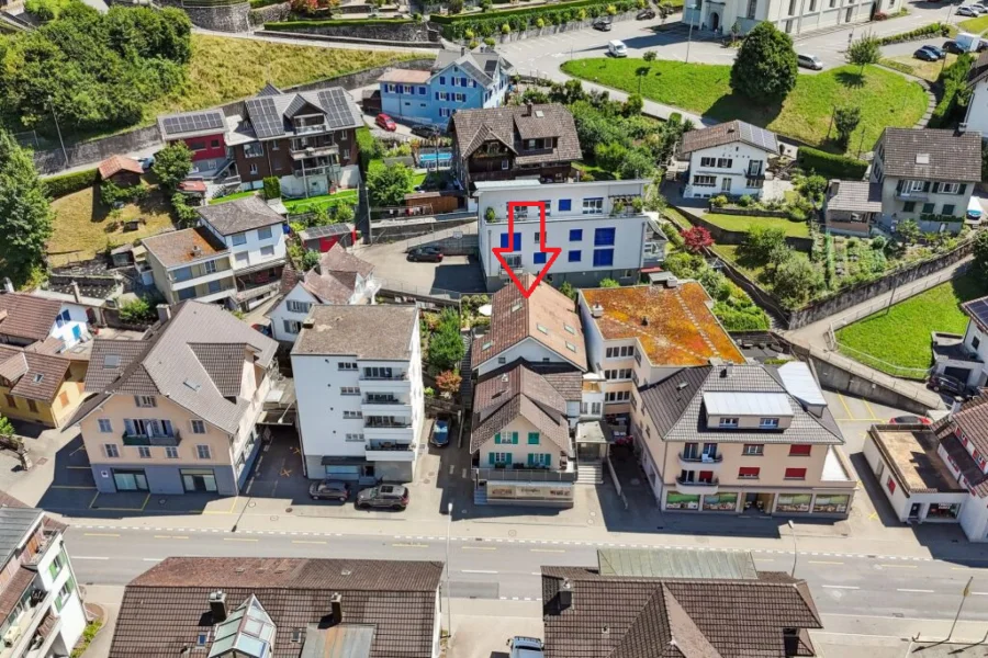 Luftaufnahme eines Wohnquartiers mit markiertem Haus