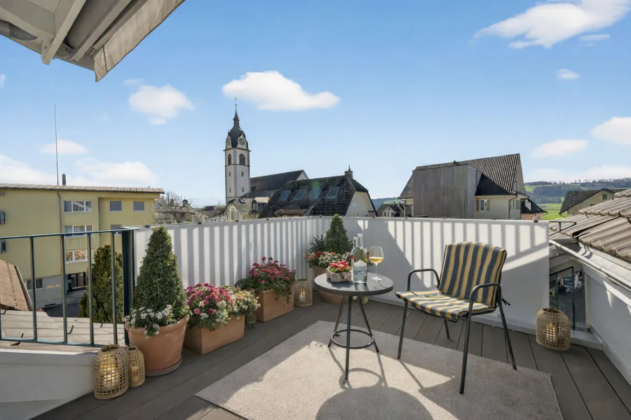 Dachterrasse mit Sitzplatz und Stadtblick