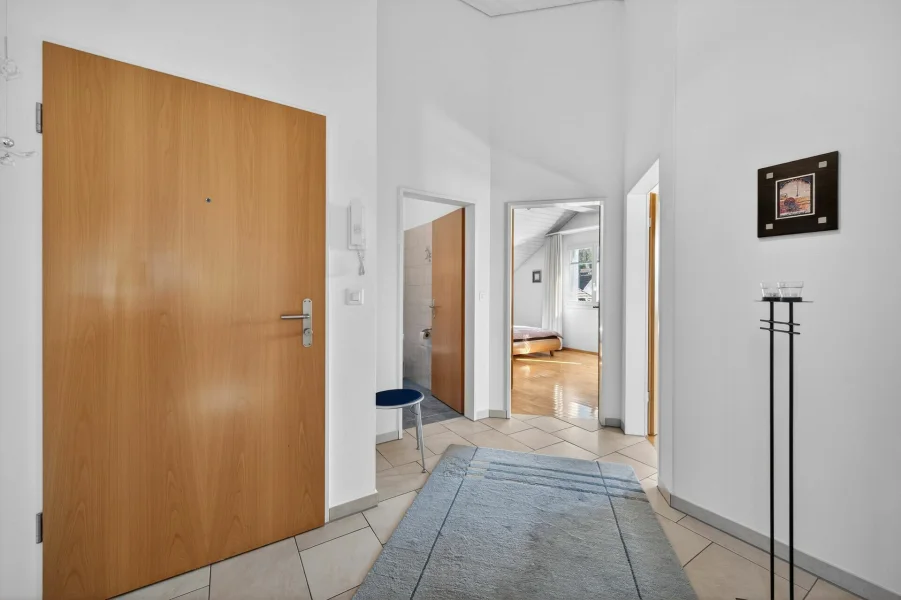 Heller Eingangsflur mit Blick in ein Schlafzimmer
