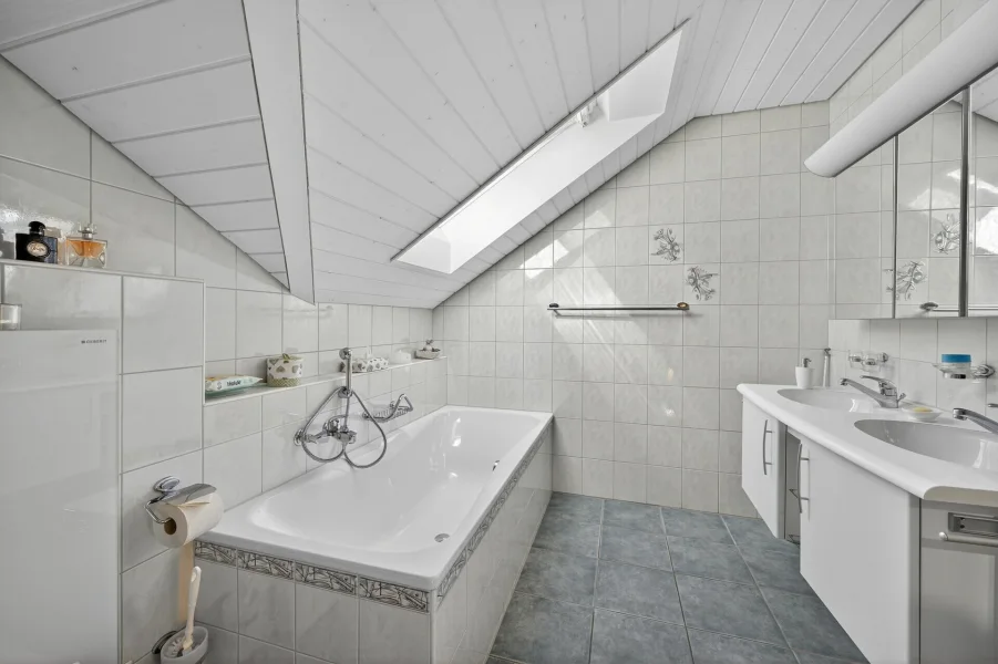 Badezimmer mit Dachschräge