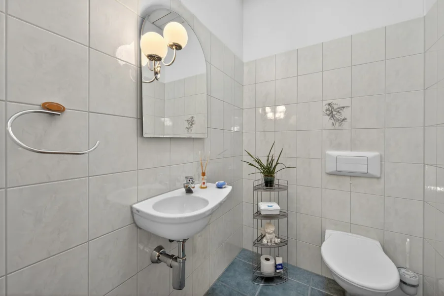 Gäste-WC mit Wandfliesen und Waschtisch