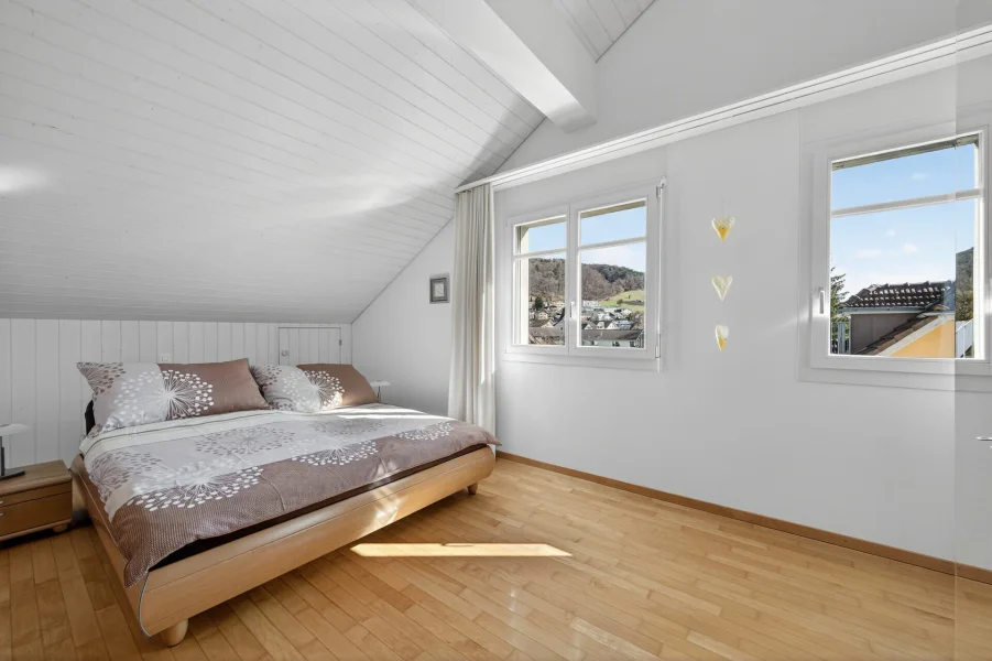 Helles Dachgeschoss-Schlafzimmer
