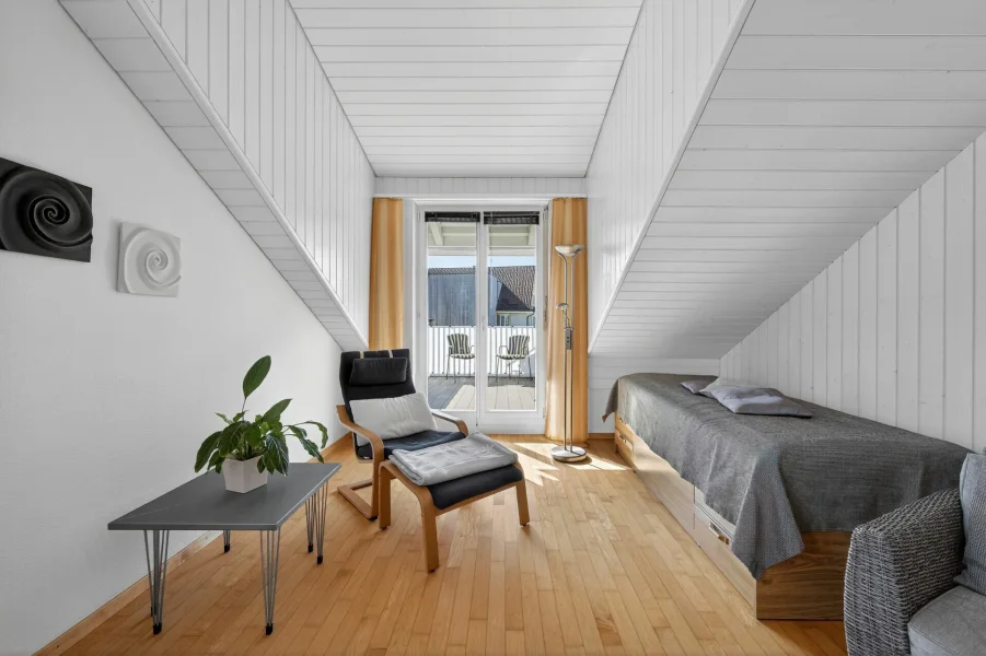 Dachgeschoss-Schlafzimmer mit Balkon