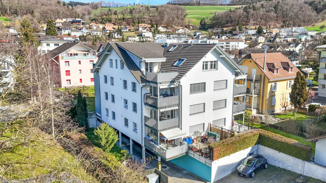 Wohnhaus mit Balkonen in Hanglage