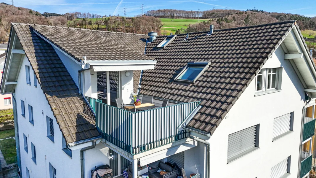 Dachansicht eines Wohnhauses mit Balkon