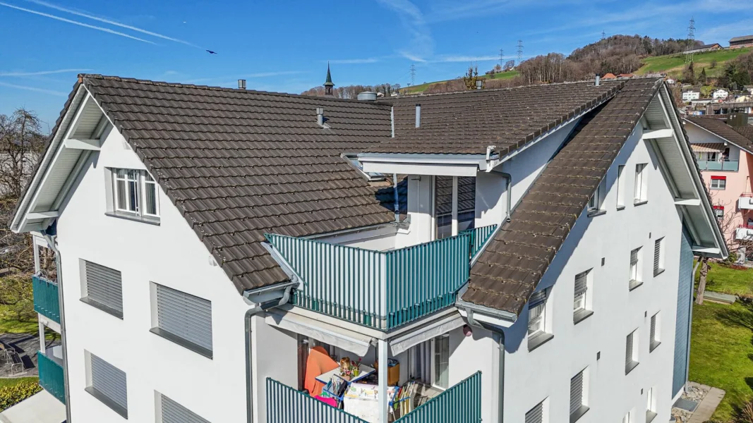 Mehrfamilienhaus mit Satteldach und Balkonen