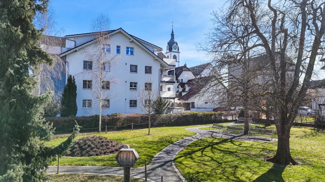 Wohngebäude mit Parkanlage