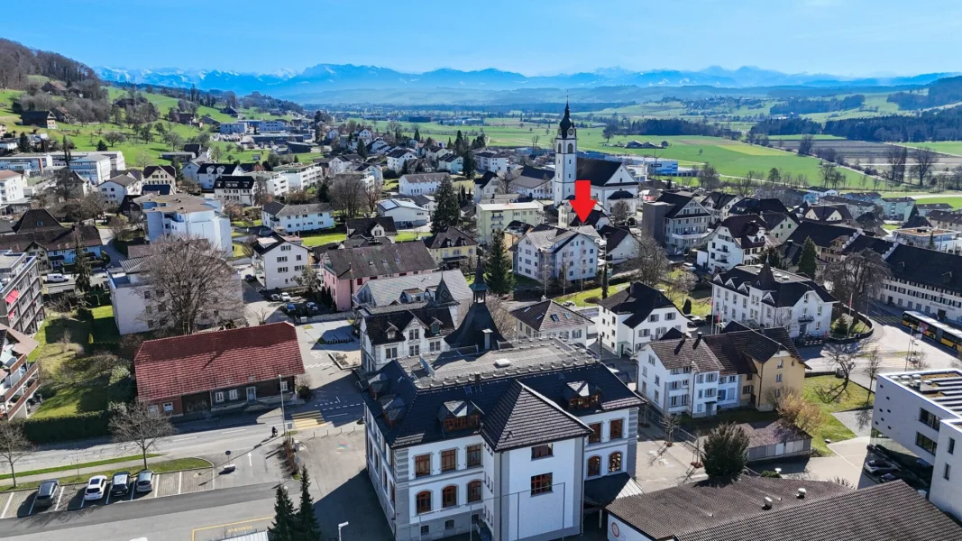 Luftaufnahme eines Ortes mit markiertem Gebäude