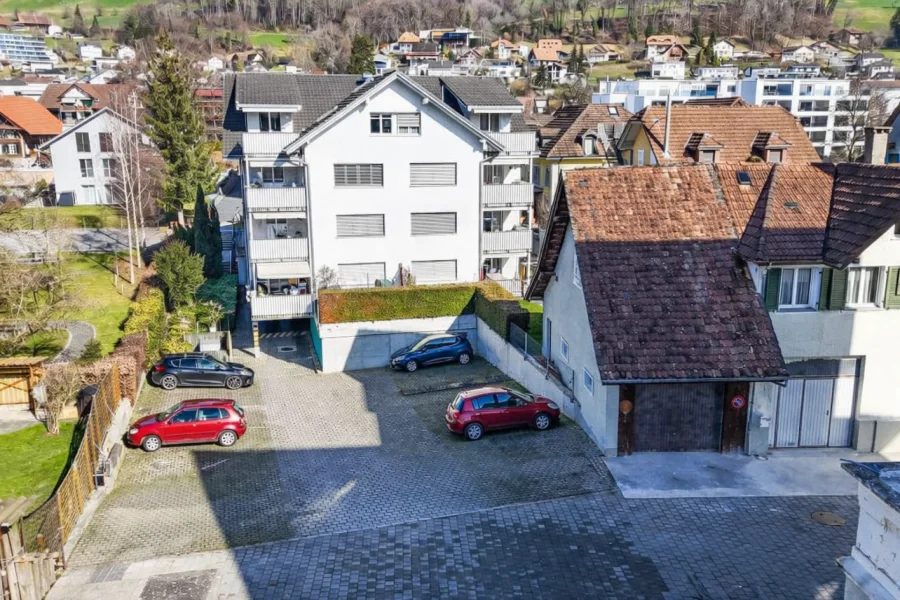 Wohnanlage mit Innenhof und Parkplätzen