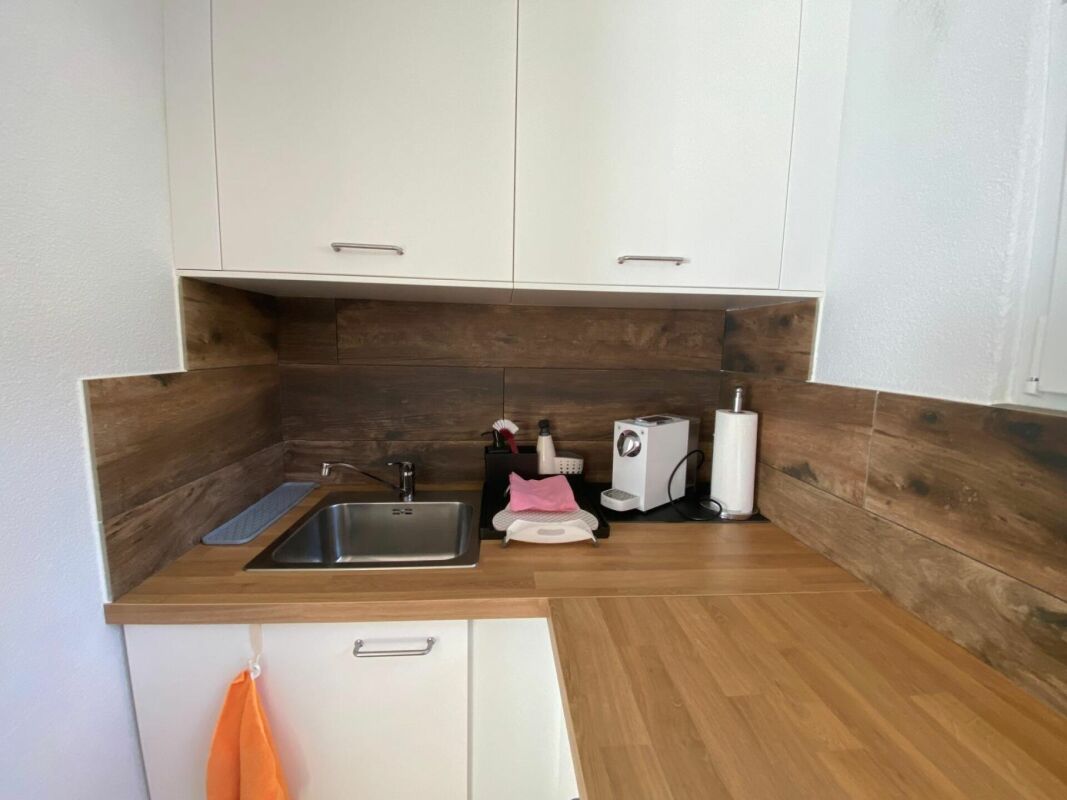 Kleine Küchenzeile mit Holzoptik