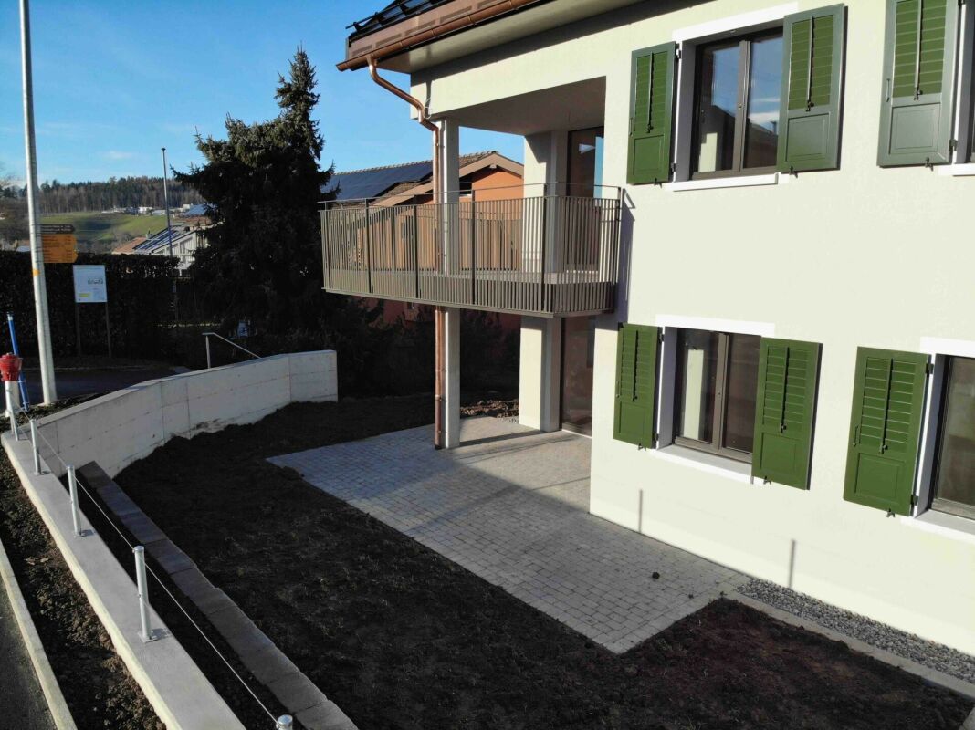 Außenansicht eines Wohnhauses mit Balkon