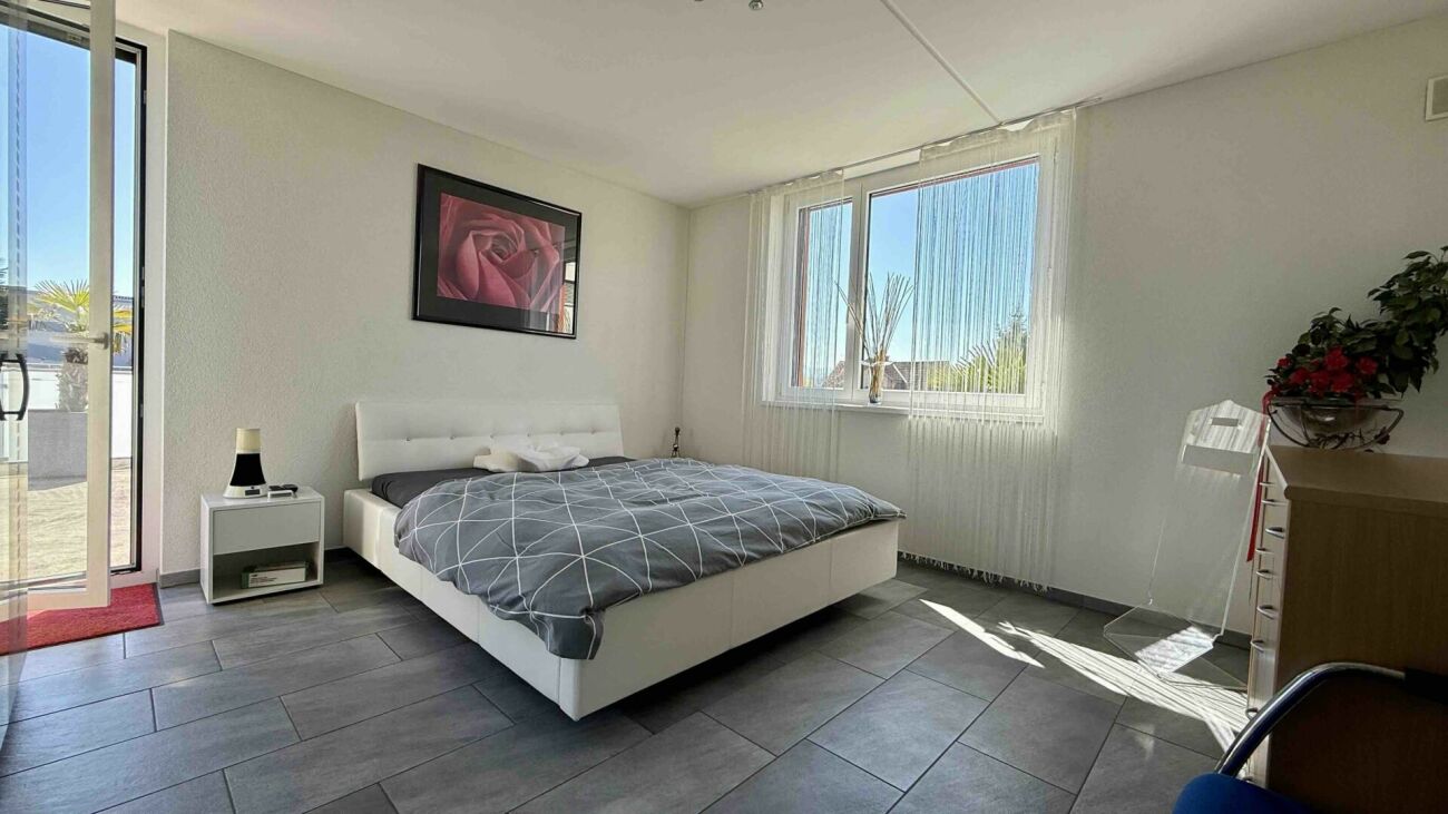 Helles Schlafzimmer mit Balkonzugang