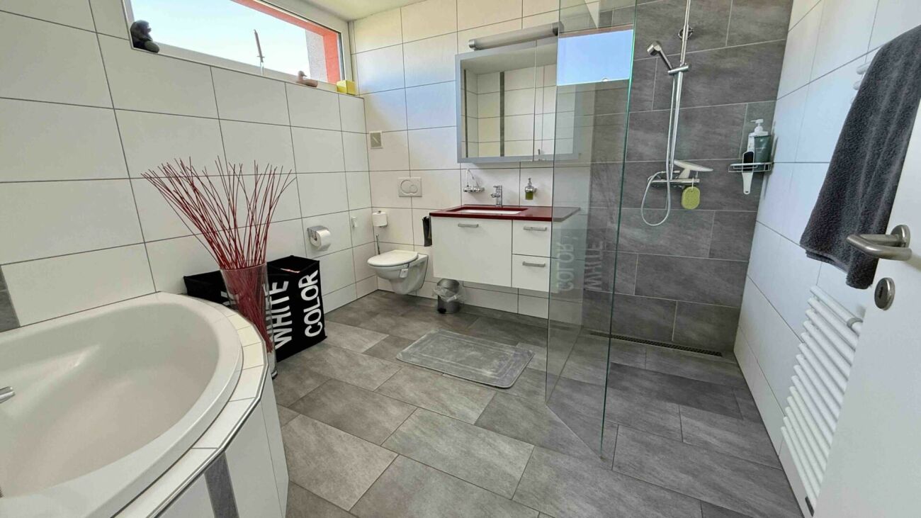 Modernes Badezimmer mit Badewanne und Dusche