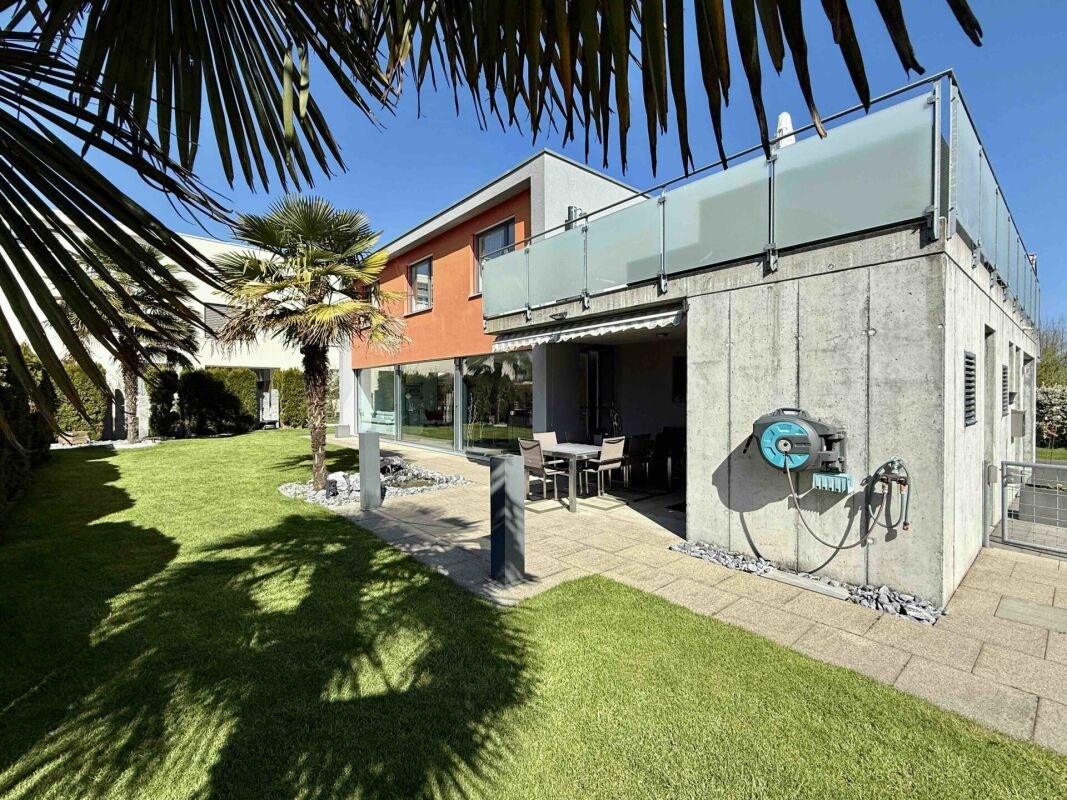 Modernes Einfamilienhaus mit Garten und Terrasse