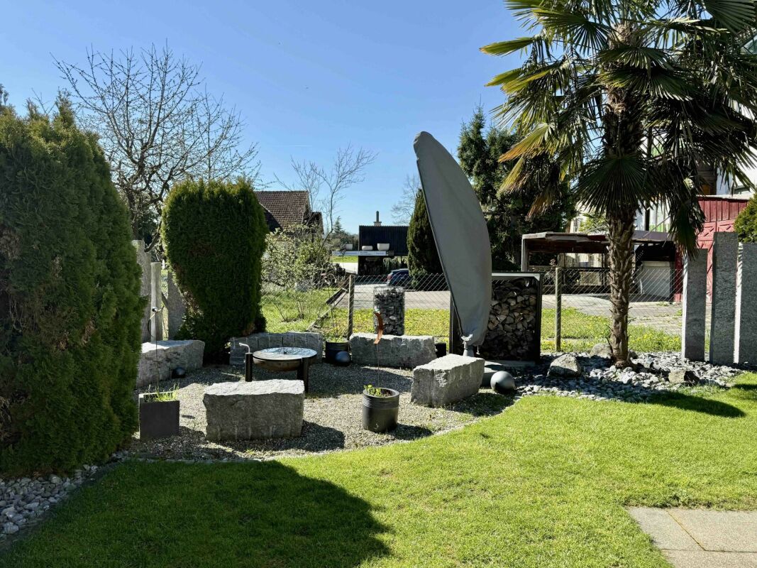 Garten mit Sitzbereich und Sat-Schüssel