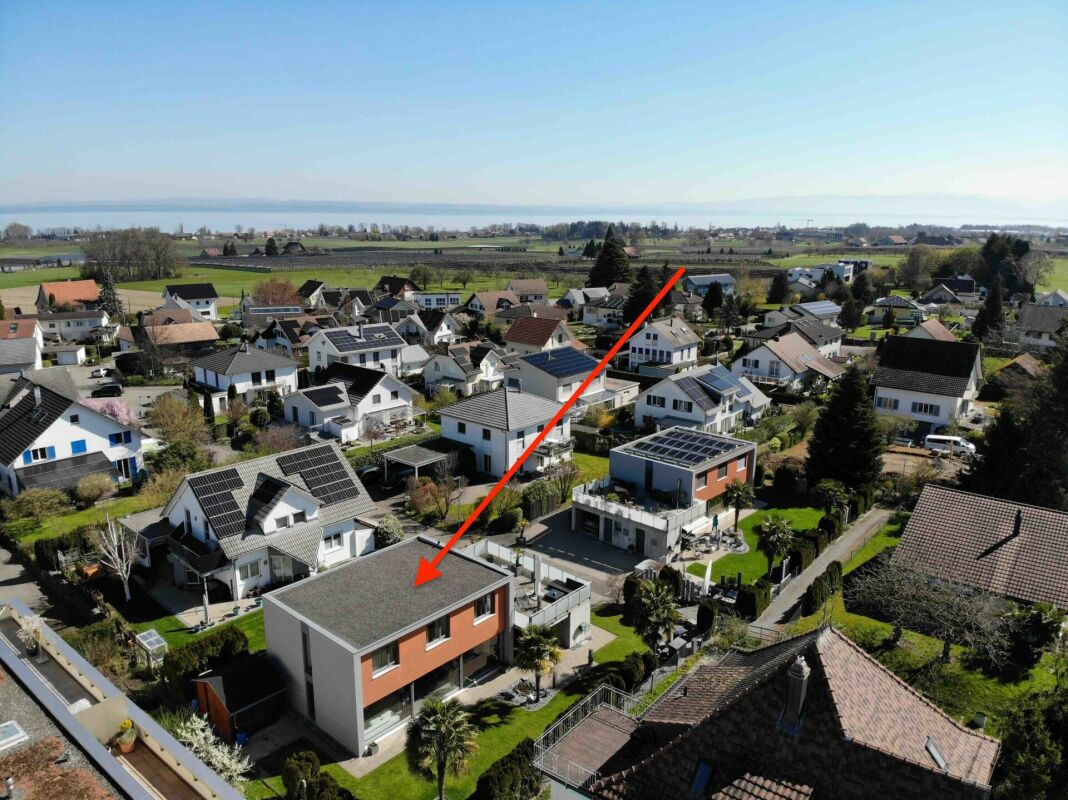 Luftaufnahme eines Wohngebiets mit hervorgehobener Villa