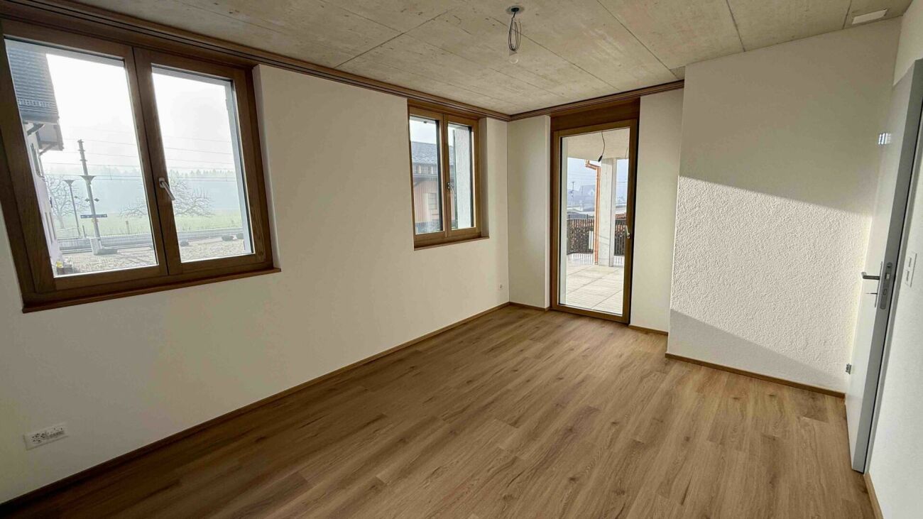 Heller leerer Raum mit Holzfenstern