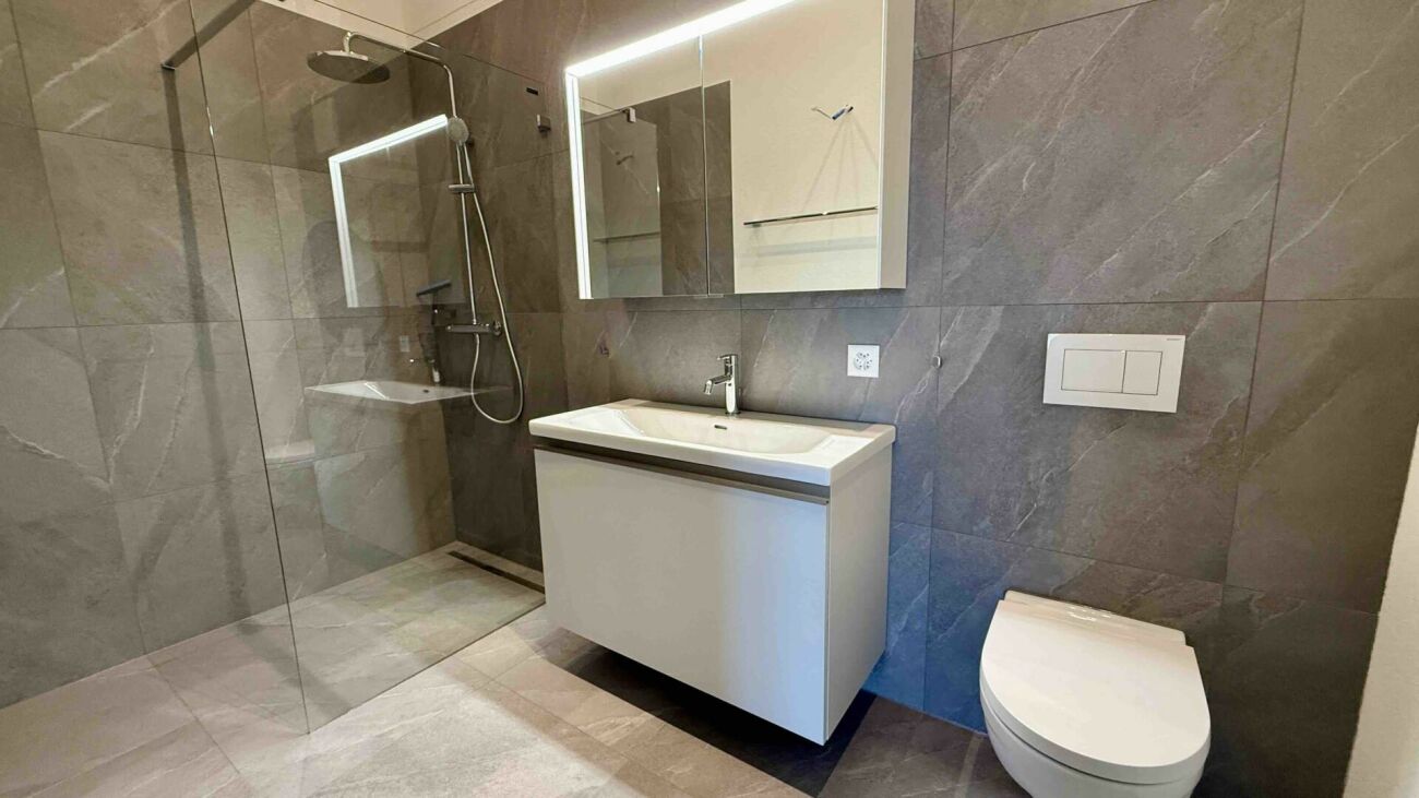 Modernes Badezimmer mit Walk-in-Dusche und Wand-WC