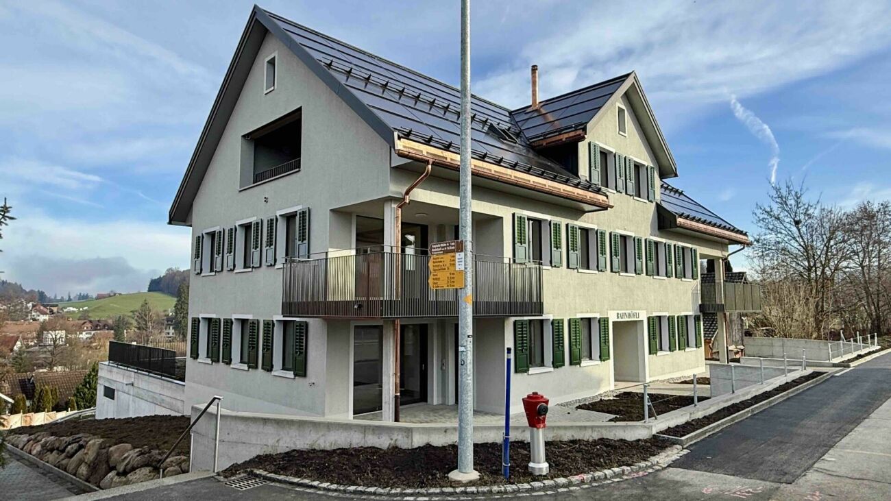 Mehrfamilienhaus mit Satteldach an einer Straße