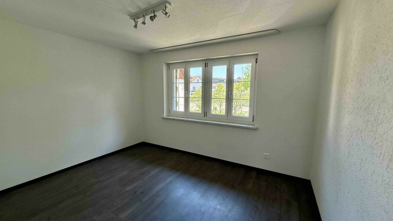 Leerer heller Raum mit Fenster