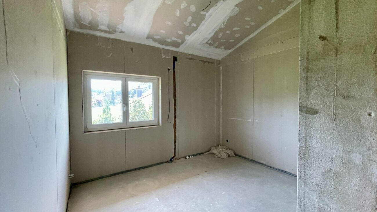 Unfertiger Innenraum mit Fenster