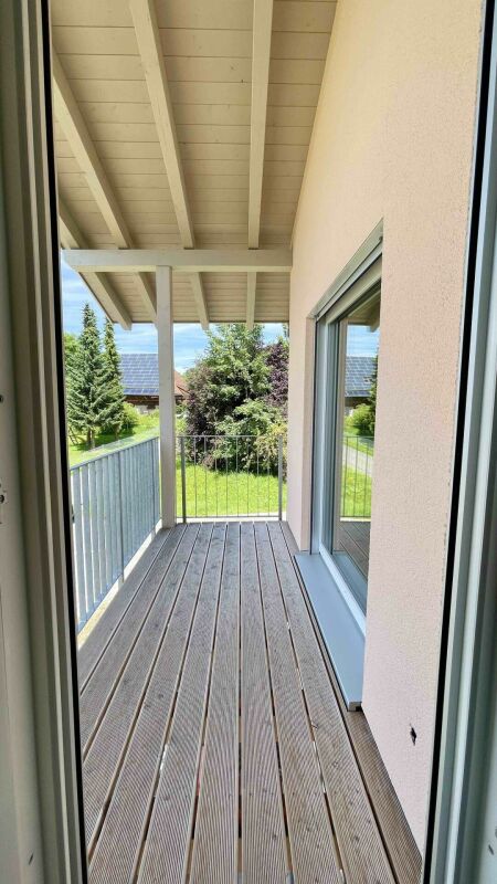 Überdachter Balkon mit Blick ins Grüne