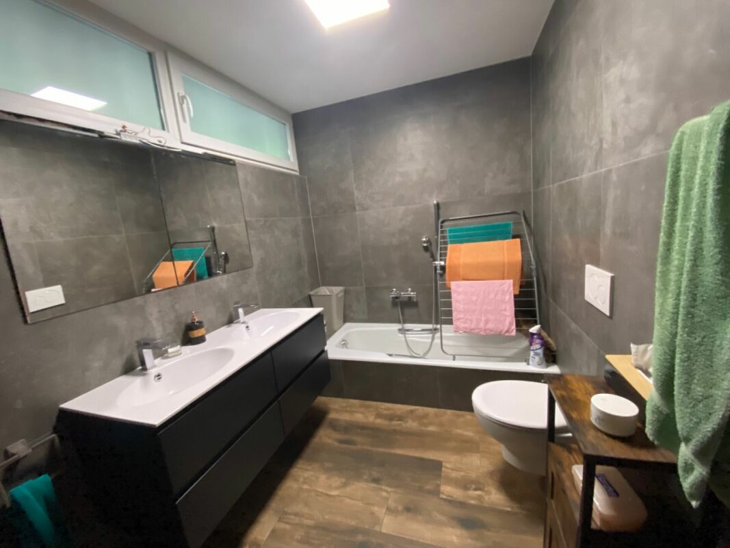 Modernes Badezimmer mit Wanne und Doppelwaschtisch