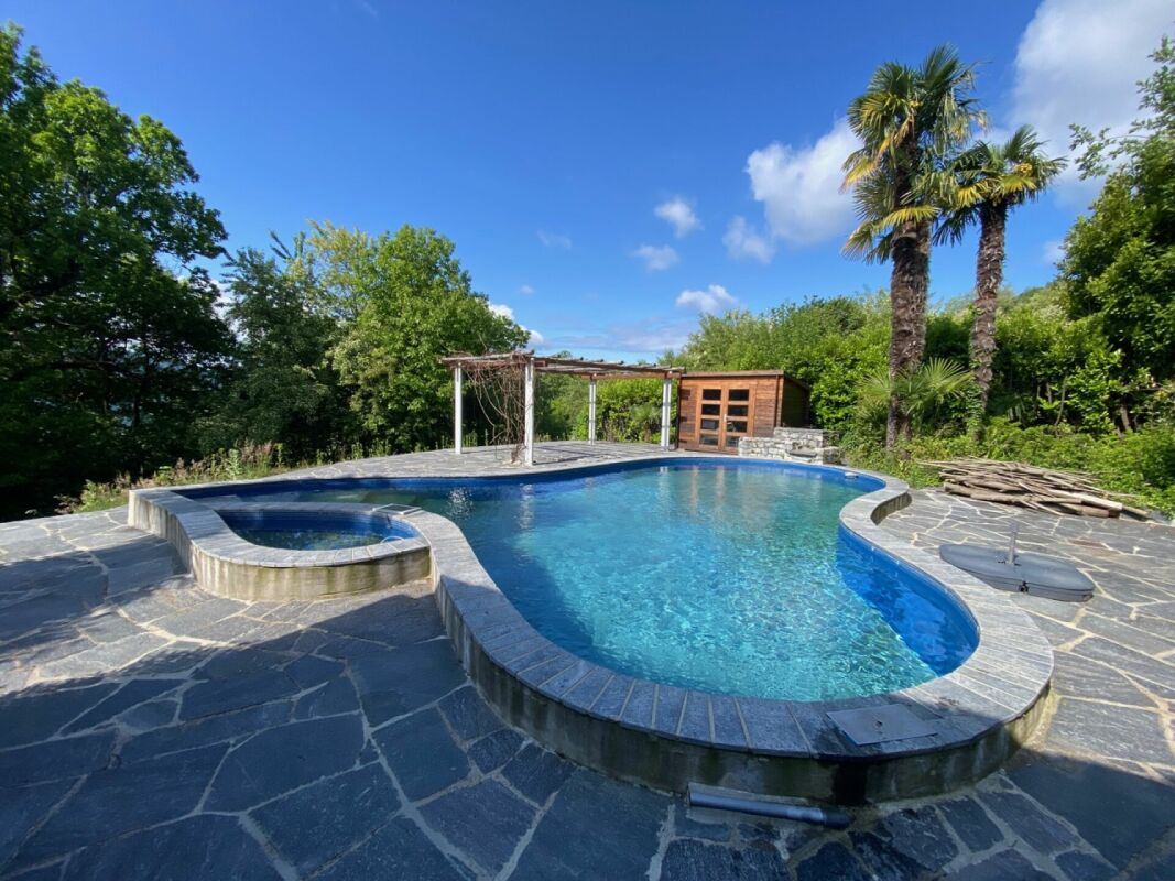 Außenbereich mit Pool und Garten