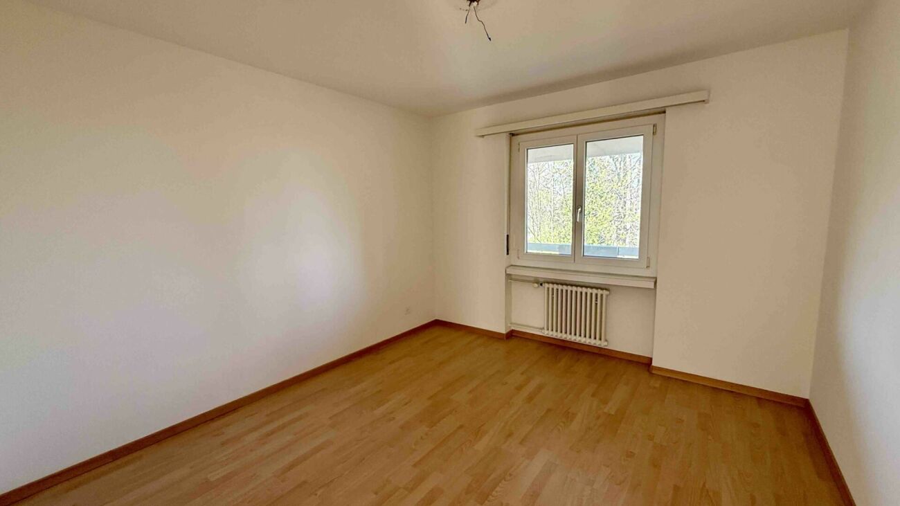 Leerer Wohnraum mit Fenster und Heizkörper