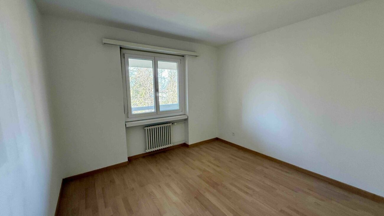 Leeres Zimmer mit Fenster und Heizkörper