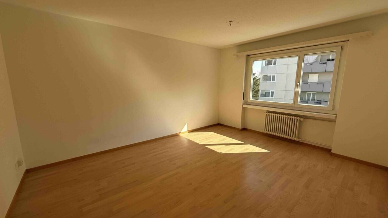 Leerer Wohnraum mit Fenster