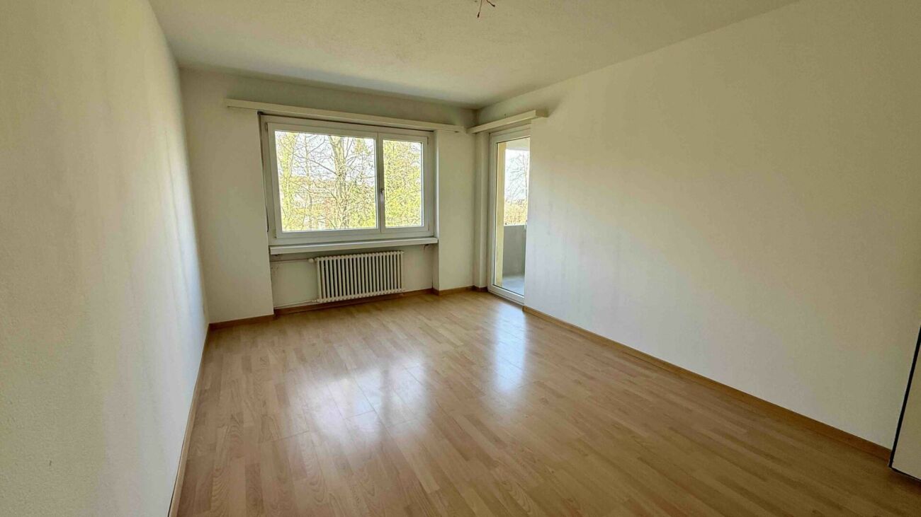 Heller leerer Wohnraum mit Balkonzugang