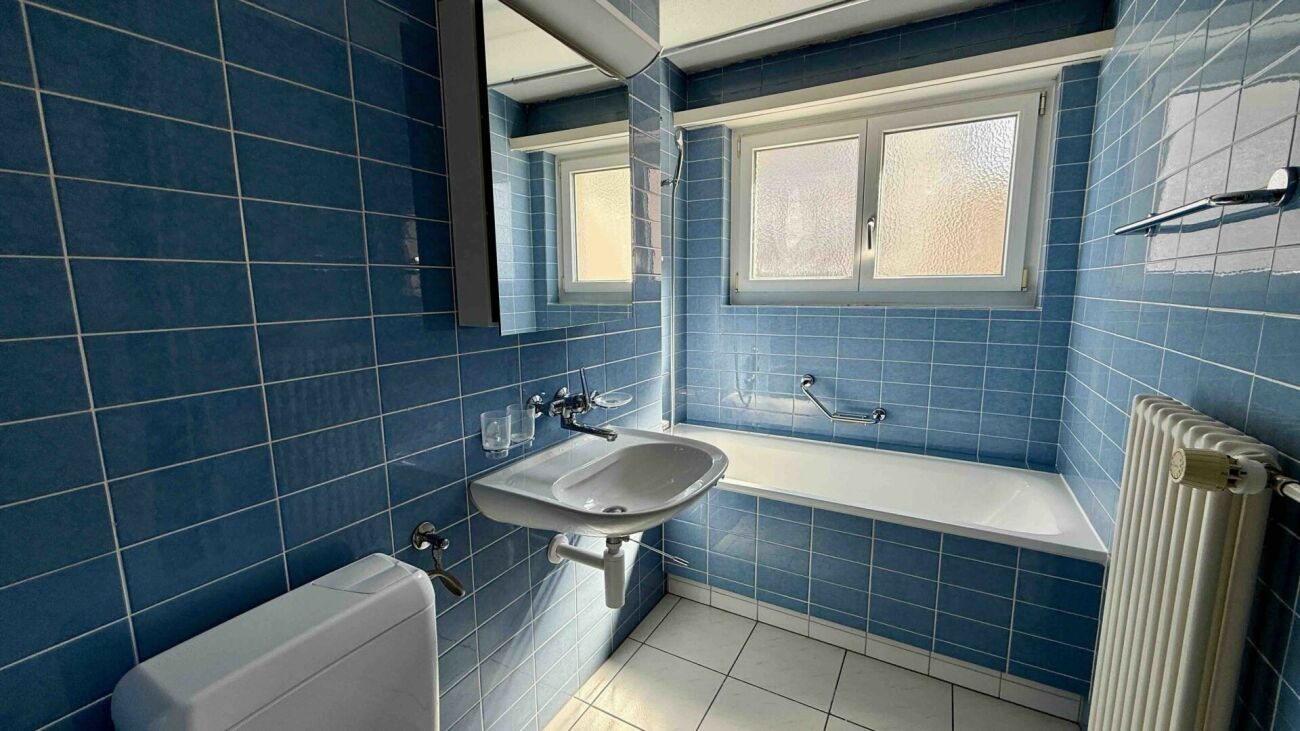 Badezimmer mit blauen Wandfliesen