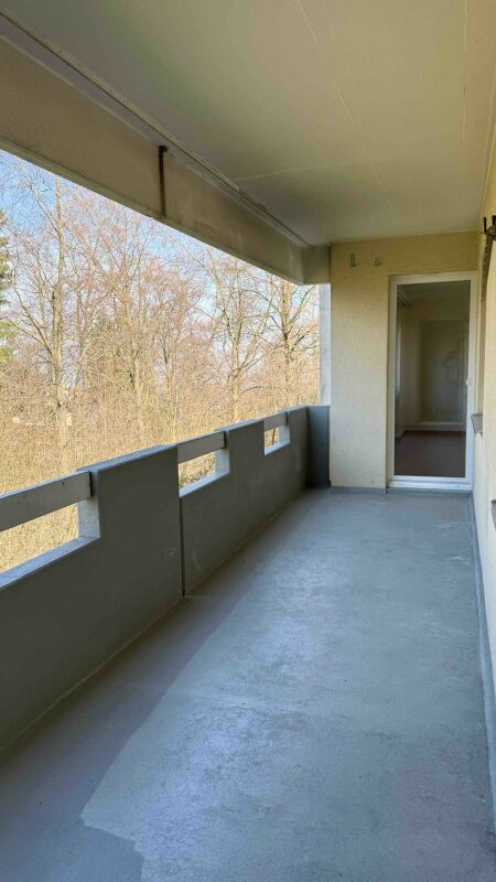 Überdachter Balkon mit Blick ins Grüne