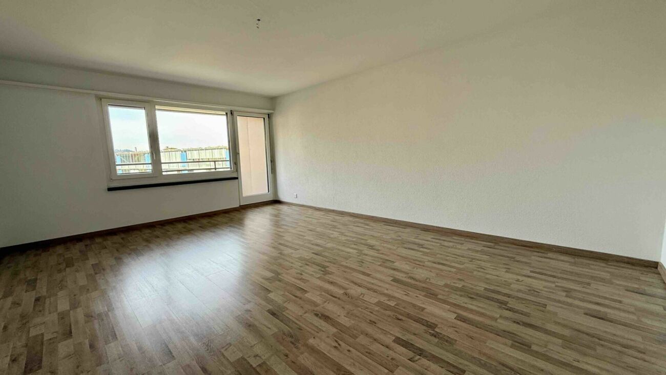 Heller leerer Wohnraum mit Balkonfenster