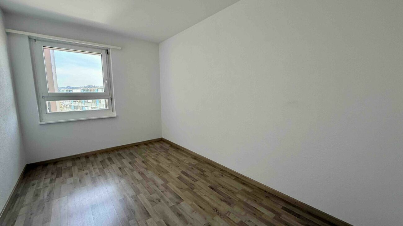 Leerer heller Raum mit Fenster