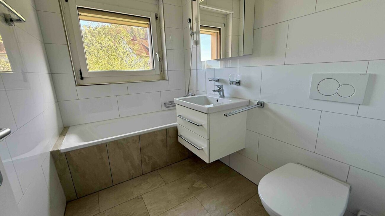 Modernes Badezimmer mit Badewanne und Waschbecken