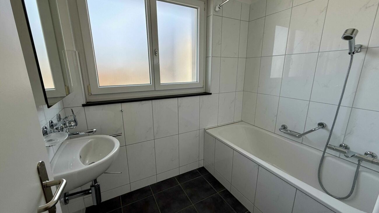 Badezimmer mit Wanne und Fenster