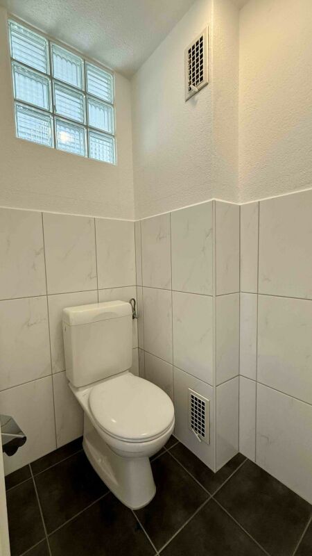 Gäste-WC mit Glasbausteinfenster