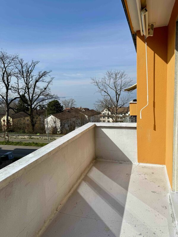 Balkon mit Ausblick auf Wohngebiet