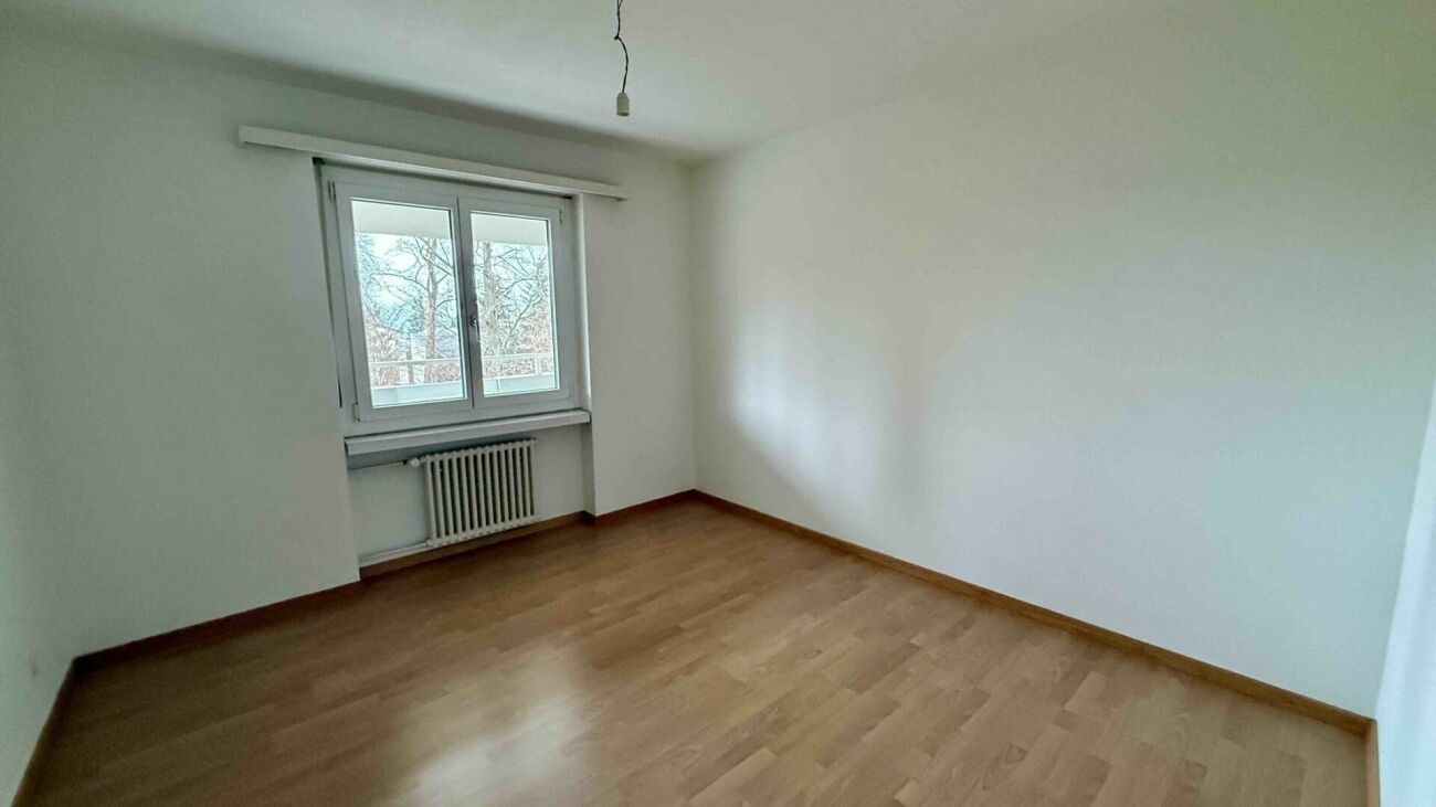 Leeres Zimmer mit Fenster