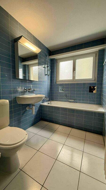 Kleines blau gekacheltes Badezimmer